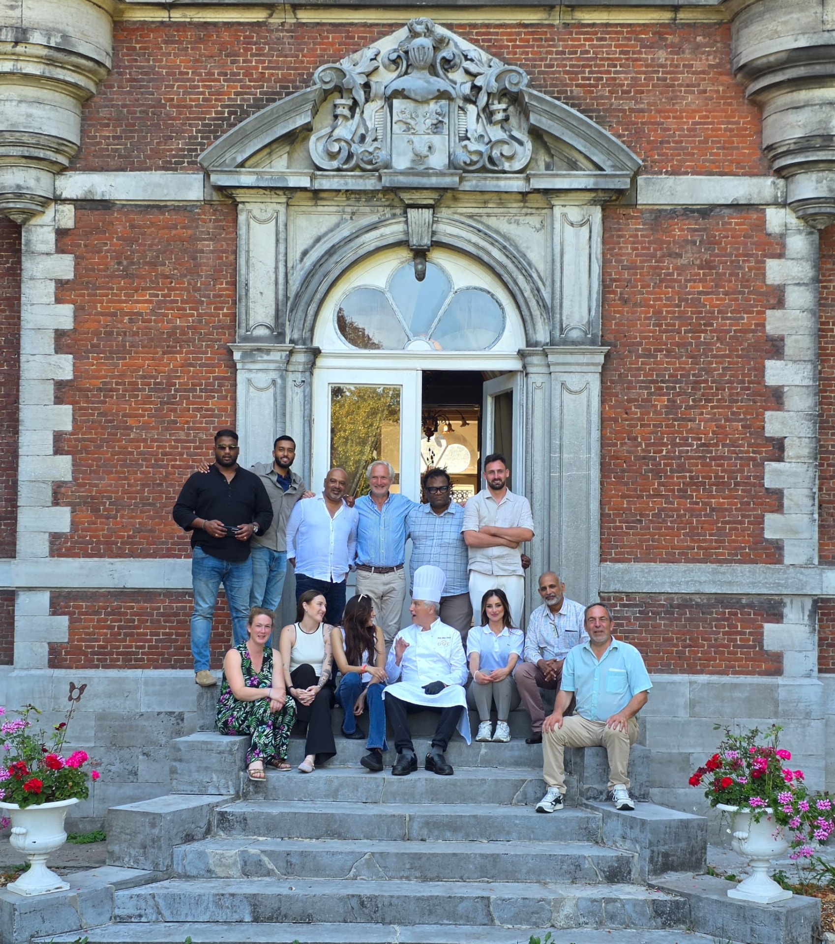 L'équipe Château Miremont sur les marches du château